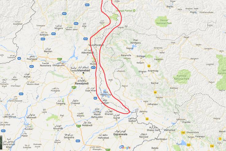 Sporna meja (obkrožena z rdečo) med Pakistanom in Indijo v regiji Azad Kašmir oziroma Svobodni Kašmir, v kateri ima administrativno oblast trenutno Pakistan, Indija pa trdi, da območje pripada njeni pokrajini Kašmir (Jammu in Kašmir). Pakistan medtem od Indije zahteva nadzor nad prav celotnim Kašmirjem, saj naj bi pripadal njemu.  | Foto: Google Zemljevidi
