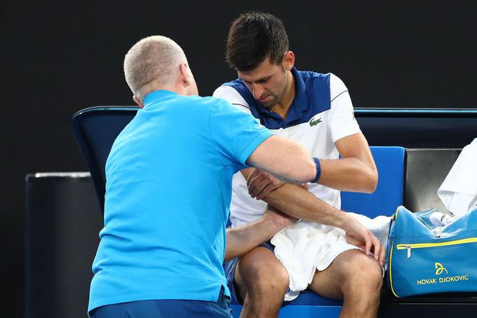 Novak Đoković je v Melbournu znova čutil bolečine v komolcu. | Foto: Guliverimage/Getty Images