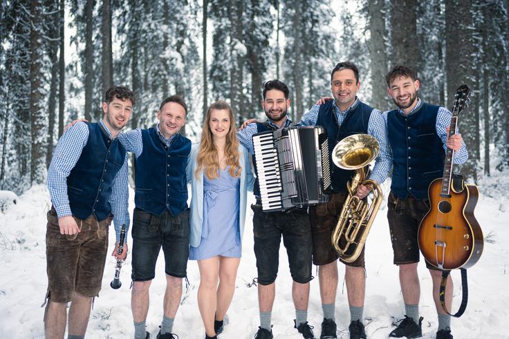 Člani skupine Svizci (od leve proti desni): Enej Valjavec, Dejan Zupan, Urška Šorl, Aleš Jakopič, Boštjan Vidic in Gašper Jakopič | Foto: Osebni arhiv Ansambla Svizci