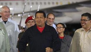 Chavez po kemoterapiji na Kubi nazaj v Venezueli