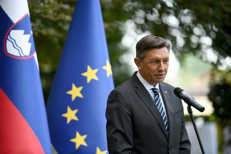 "Vlada mora v sodelovanju z zavezniki sprejeti ukrepe za varnost in ustrezno ureditev njihovega položaja, kar je zaradi nastalih in hitro se spreminjajočih razmer zelo zahtevna naloga," je poudaril Borut Pahor. | Foto: STA ,