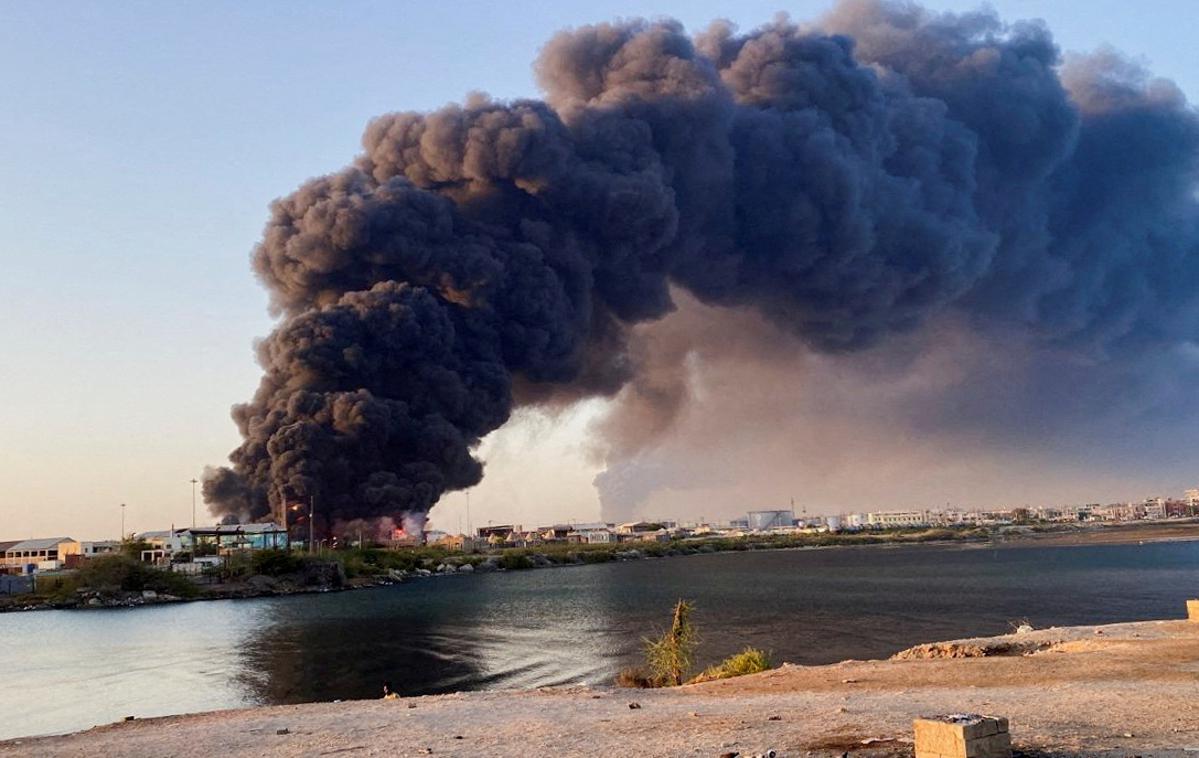 razmere v Sudanu | Silovita eksplozija v pomorskem oporišču blizu Port Sudana. | Foto Reuters