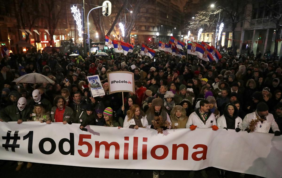 protesti Beograd Srbija | Po poročanju srbske nacionalne televizije RTS se je protestnega pohoda skozi središče mesta udeležilo okoli 15.000 ljudi. | Foto Reuters