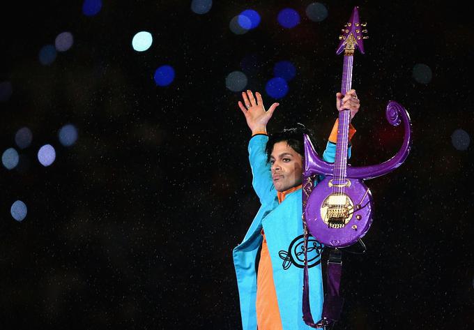 Letos spomladi umrli Prince je lani zaslužil 25 milijonov dolarjev oziroma 22,6 milijona evrov. Še lani je za posamezen nastop zaslužil okoli dva milijona dolarjev in v vsem letu prodal 2,5 milijona albumov. (Umrl je letos aprila, star je bil 57 let.) | Foto: Getty Images