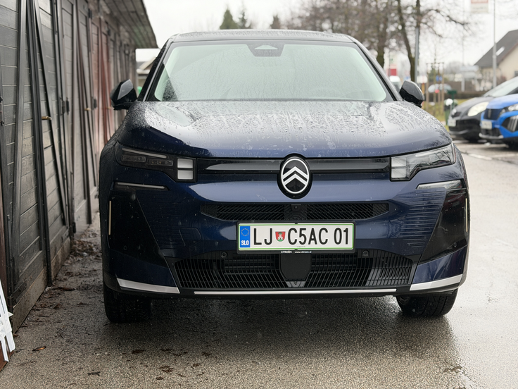 Navzven se blago hibridna in električna različic skoraj ne razlikujeta. | Foto: Gregor Pavšič