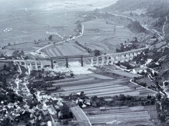Med drugo svetovno vojno so srednji del viadukta minirali, nato so italijanski vojaki zgradili nadomestni srednji del. | Foto: Zgodovinsko društvo Borovnica