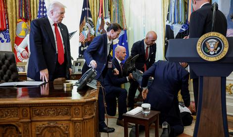 Incident v Beli hiši: Trumpov gost se je zgrudil na tla #video