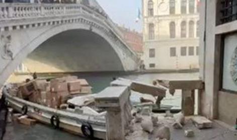 Ženska z ukradenim plovilom trčila v ograjo mosta Rialto