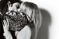 Video: Koga za Burberry poljublja Sienna Miller?