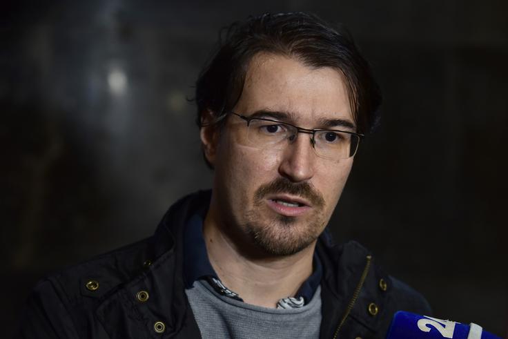 Igor Muževič, predsednik sindikata družinskih zdravnikov Praktik.um, meni, da če bodo kratke posvete na daljavo na ZZZS zajeli v glavarino, na podlagi katere financirajo ambulante, in jih ne bodo več plačevali kot posamezne storitve, bodo zdravniki več posvetov opravili v živo, kar bo spet napolnilo čakalnice.  | Foto: STA