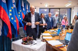 Janšo na seji vlade pričakalo sladko presenečenje