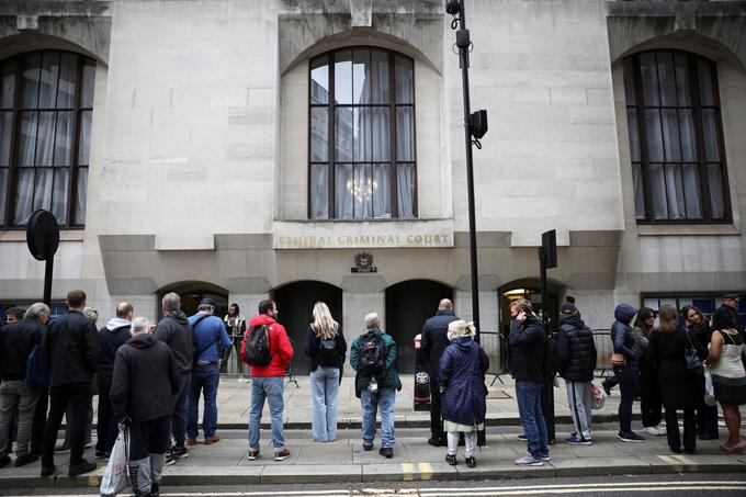 Pred sodiščem Old Bailey v Londonu, kjer so policista Wayna Couzensa danes obsodili na dosmrtni zapor, se je zbrala množica ljudi. | Foto: Reuters