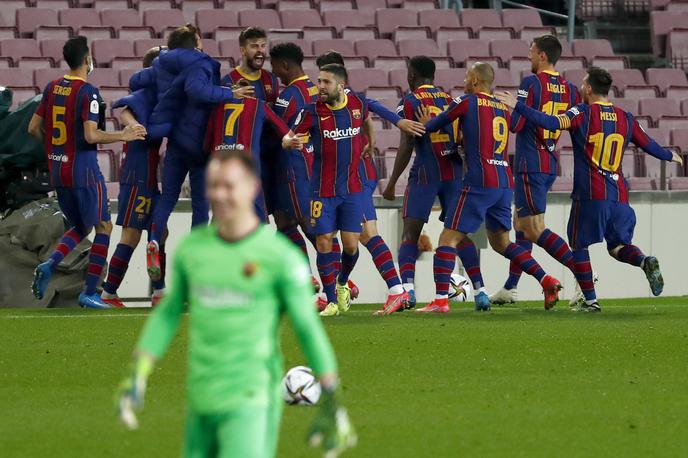 Barcelona | Gerard Pique je praktično v zadnji sekundi sodnikovega dodatka zadel za podaljšek, v katerem je Sevilla igrala kar z dvema igralcema manj in Barcelono rešil pred izpadom. | Foto Reuters