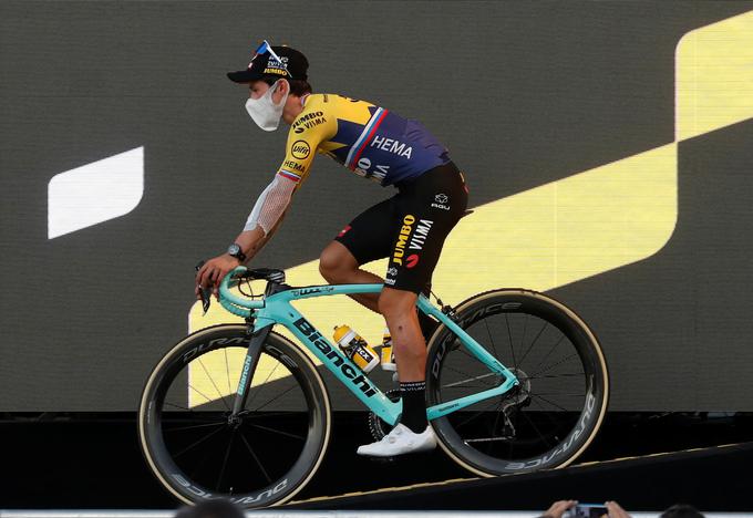 Primož Roglič se je po padcu na kriteriju Dauphine odločil, da zavrti pedala tudi na Touru, ki je njegov osrednji cilj. V Franciji namreč želi zmagati.
 | Foto: Reuters