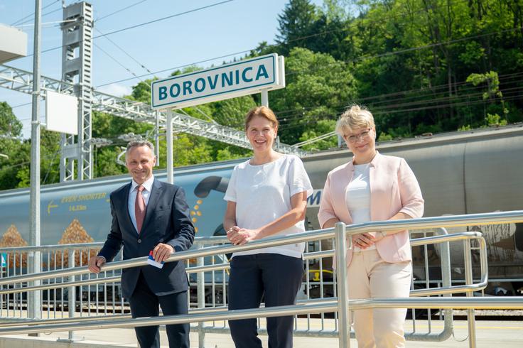 Ministrica za infrastrukturo Alenka Bratušek je poudarila, da bo prenovljena postaja v Borovnici povečala tudi prepustnost proge, ki je med najbolj obremenjenimi pri nas. | Foto: STA