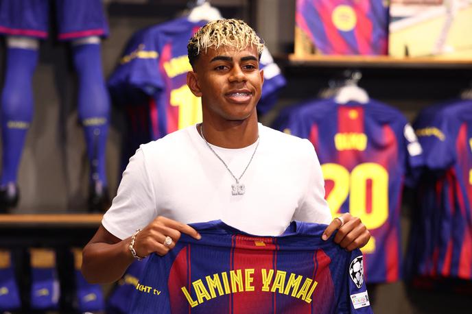Lamine Yamal FC Barcelona | Lamine Yamal z velikim nasmehom po novi pogodbi in prejemu dresa s številko 10. | Foto Reuters