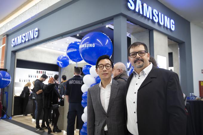 Predsednik poslovne enote Samsung Adriatic Hoyun Hwang (na levi) in vodja marketinga pri slovenski podružnici Samsunga Tomaž Semič (na desni) na odprtju prvega Samsung centra v Sloveniji. | Foto: Bojan Puhek