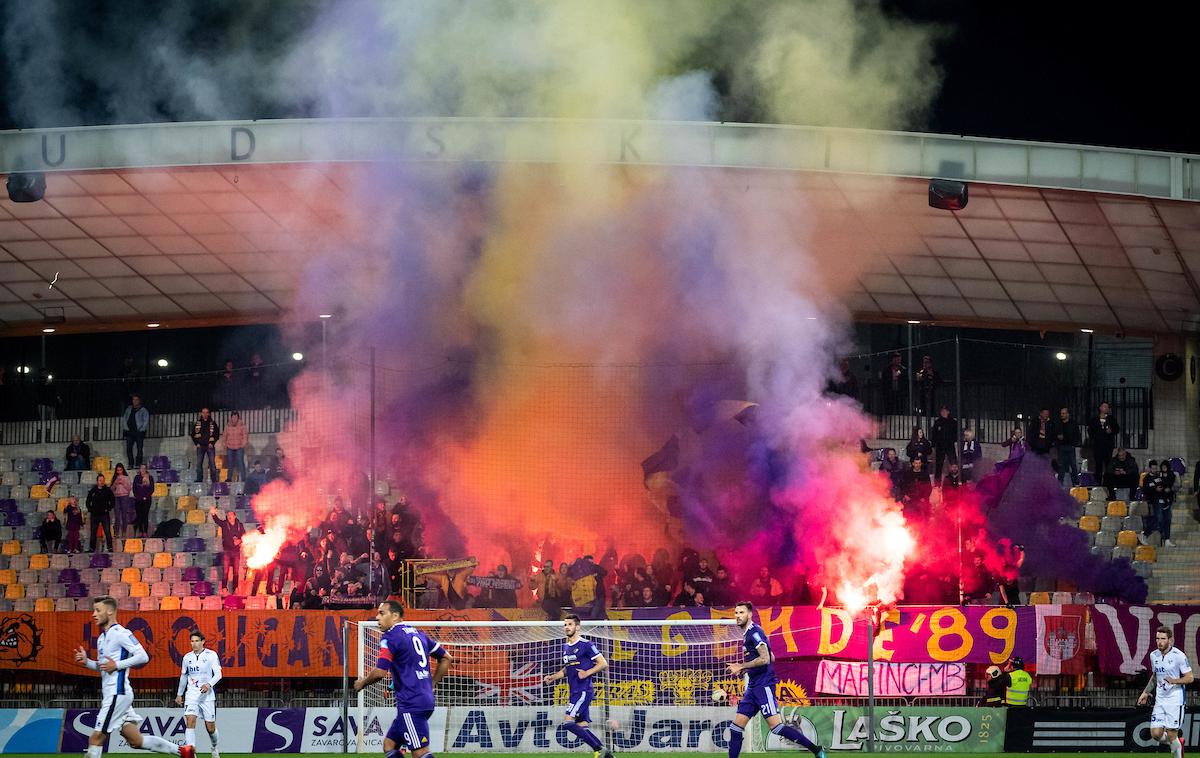 NK Maribor, ND Gorica, Prva liga Telekom Slovenije | 1.600 evrov iz mariborske blagajne za bakle in skandiranje žaljivk.  | Foto Blaž Weindorfer / Sportida