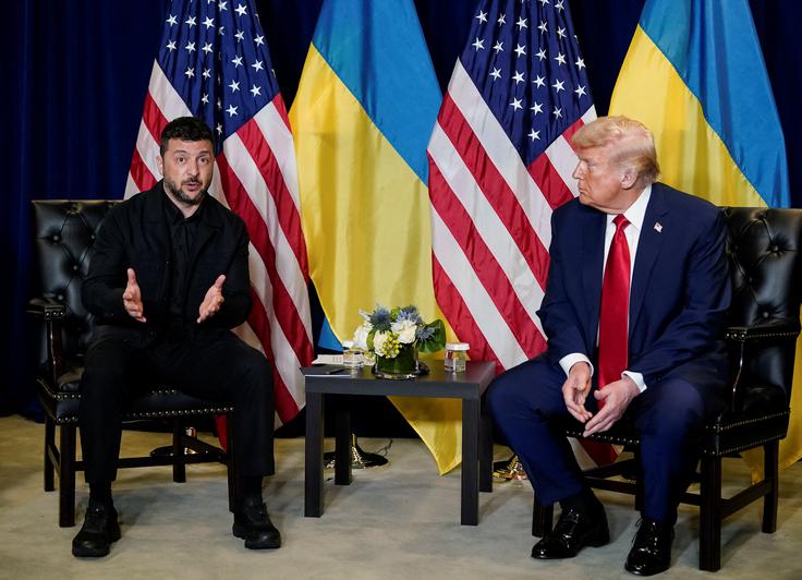 Trumpov odnos do Zelenskega in Ukrajine je zelo spremenljiv. Enkrat besedno udriha po Zelenskemu in hvali Putina, drugič je do Zelenskega in Ukrajine spet prijazen in spravljiv. | Foto: Reuters