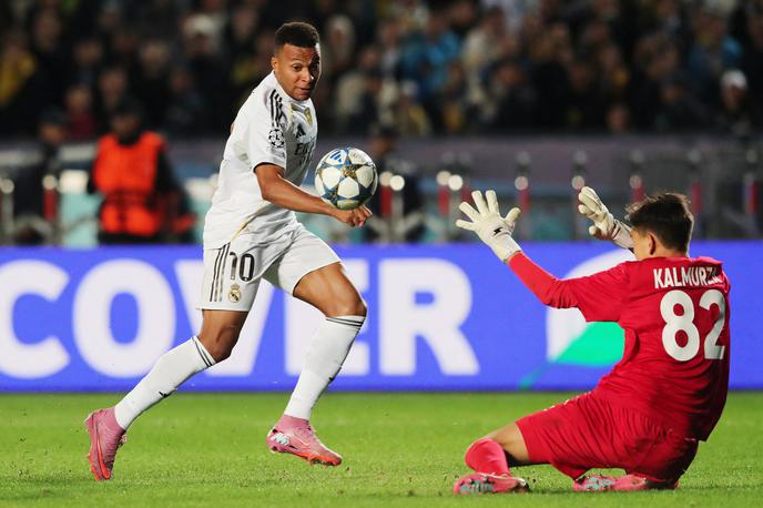 Real Madrid Kairat Kylian Mbappe | Kylian Mbappe je na začetku drugega polčasa prvič v sezoni lige prvakov zadel iz igre in Real Madrid je povedel z 2:0. | Foto Reuters