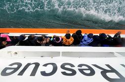 Migrante z Aquariusa bodo premestili na italijanski ladji in prepeljali v Španijo