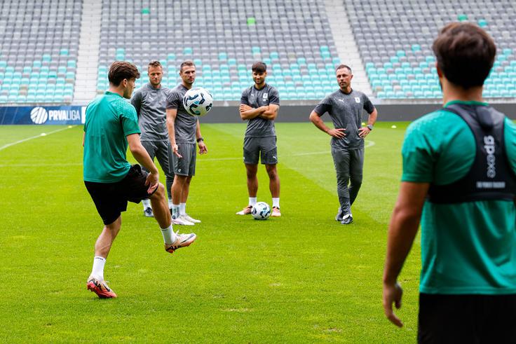 Nogometaši Olimpije so sredin trening opravili na glavnem igrišču v Stožicah. | Foto: Aleš Fevžer