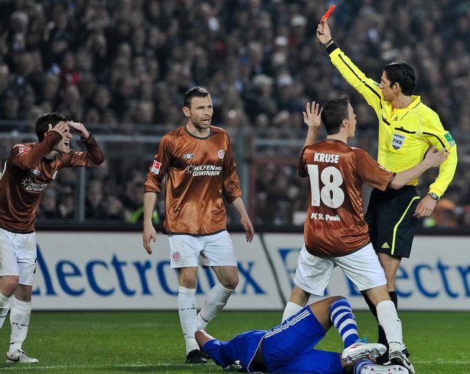 Navijače St. Paulija je razhudil z rdečim kartonom, ki ga je pokazal domačemu nogometašu. | Foto: Sportida