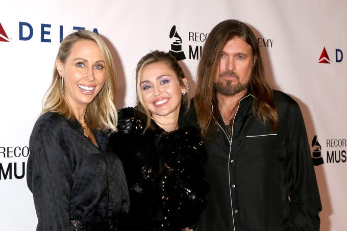 Tish, Miley in Billy Ray Cyrus leta 2019 na podelitvi nagrade MusiCares za osebo leta.  | Foto: Guliverimage
