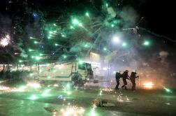 Nasilje se stopnjuje: protestniki požgali policijsko postajo