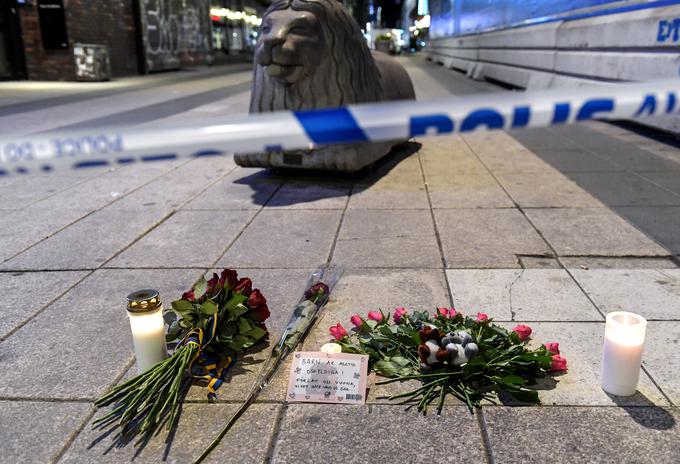 Na kraj napada številni politiki in drugi prinašajo rože v spomin na žrtve. | Foto: Reuters