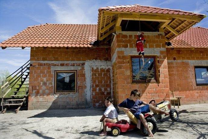 Občinam tri milijone evrov za urejanje romskih naselij