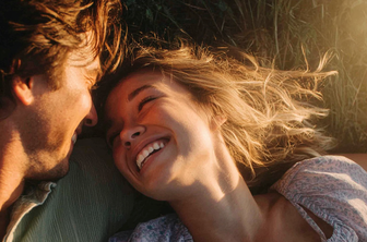 Ljubezen v številkah: kako so spletni zmenki na ona-on.com v 2025 spremenili življenja samskih Slovencev?