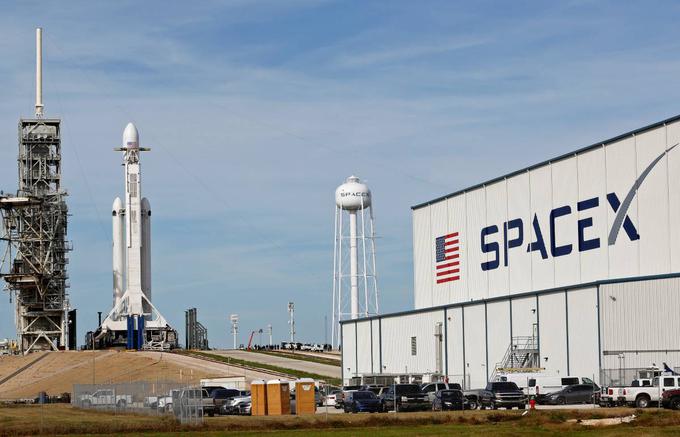 Raketa Falcon Heavy je na vzlet čakala na legendarni izstrelitveni ploščadi 39A v vesoljskem kompleksu Kennedy Space Center na Floridi, s katere je proti Luni leta 1969 vzletela tudi misija Apollo 11.  | Foto: Reuters