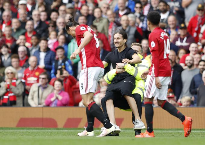 Ko so ga dohiteli varnostniki, je izgubil ravnotežje in padel na tla, Ibrahimović pa mirno stopical naprej po igrišču. | Foto: Reuters