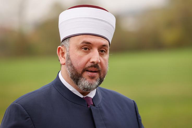 "Živimo v času, ko je razvoj večkulturne družbe ne samo potreba, temveč tudi obveznost, saj vera ne sme biti ovira pri srečevanju, vera mora biti most k razumevanju," je poudaril Mustafić. V tem duhu je muslimane pozval, naj aktivno prispevajo k sobivanju in vzajemnemu spoštovanju, "da so s svojim obnašanjem, etiko in ustrežljivostjo resnični predstavniki svoje vere in zanesljivi člani družbe". | Foto: STA