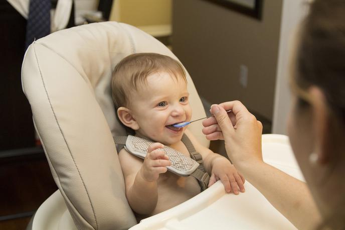 dojenček, hrana | Čezmeren vnos soli lahko pri dojenčkih in majhnih otrocih tako kot pri odraslih vodi do povišanega krvnega tlaka in zdravstvenih težav kasneje v življenju.  | Foto Pixabay