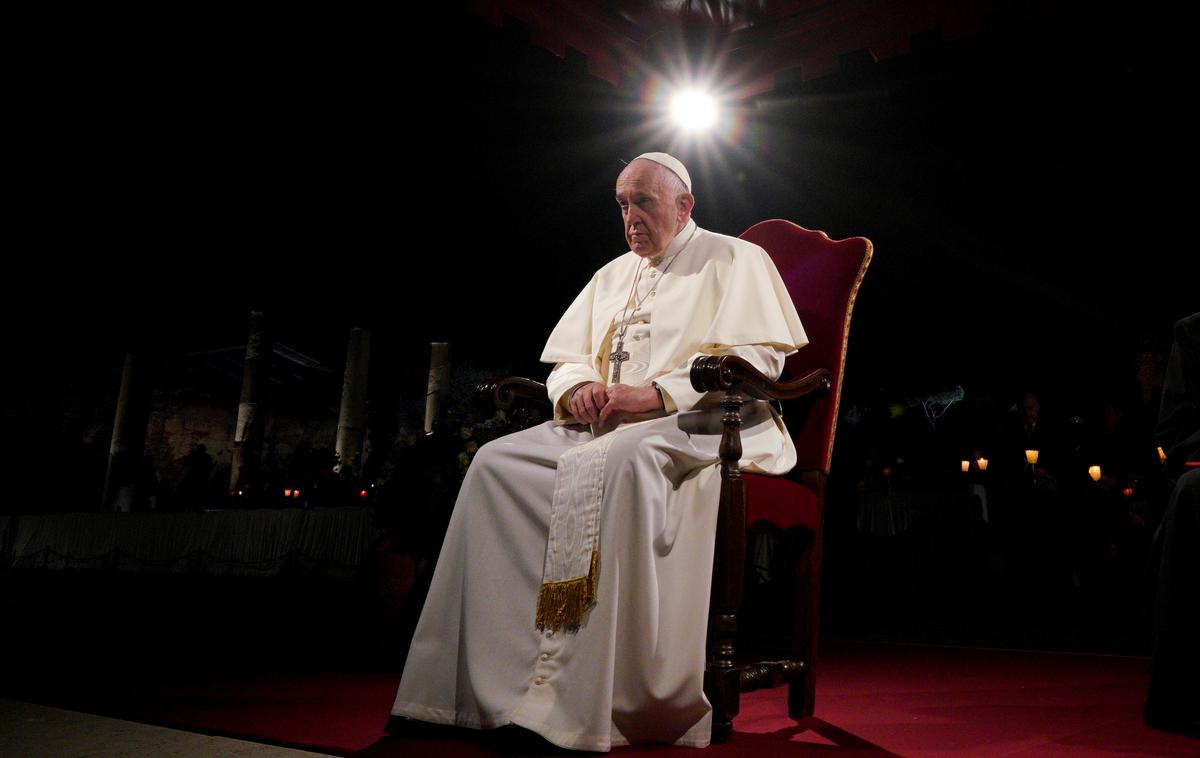 Križev pot | Papež Frančišek je v rimskem Koloseju na veliki petek spremljal tradicionalni križev pot. | Foto Reuters