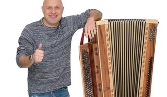 Slovenec igra na največjo frajtonarico na svetu, visoka je več kot 1,5 metra #foto