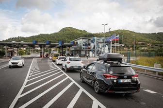 Na cestah po Sloveniji večkilometrski zastoji, popoldne sprostitev