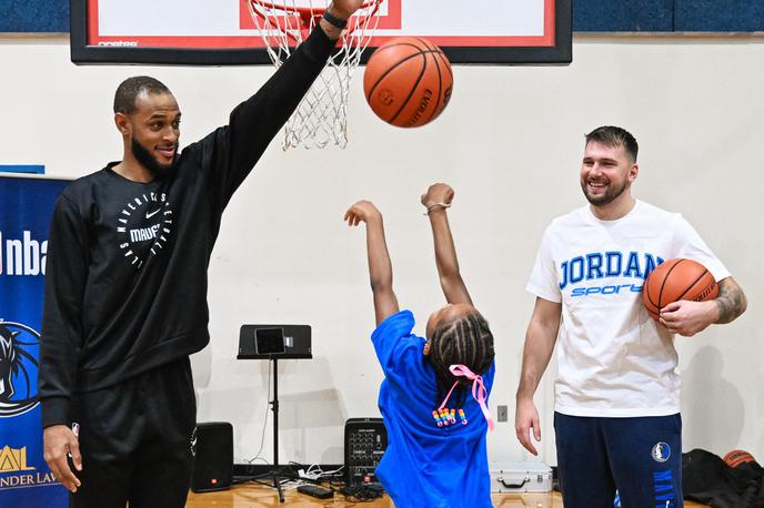 Luka Dončić | Luka Dončić je petkovo popoldne užival v družbi otrok, zaljubljenih v košarko. | Foto Dallas Mavericks