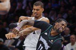 Incident v ligi NBA: zvezdnik izključen po udarcu s komolcem #video