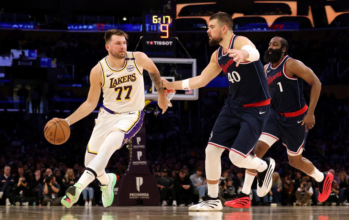 Luka Dončić | Luka Dončić se je še drugič v treh dneh meril z LA Clippers. Znova je zmaga ostala doma, Jezerniki so zmagali že šestič zapored. | Foto Reuters