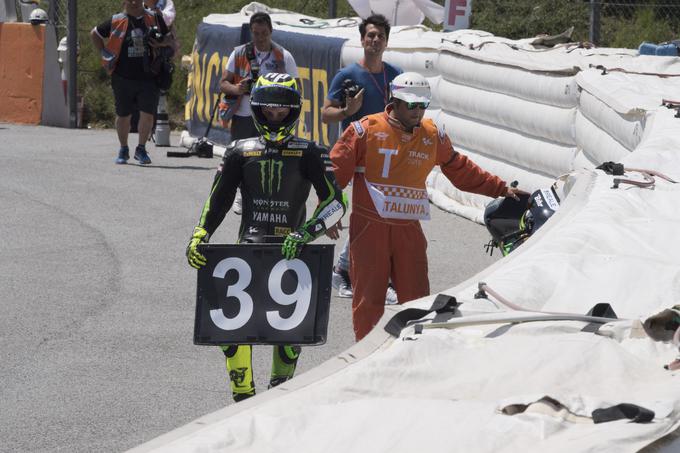 Dirkač MotoGP Pol Espargaro se je vrnil na kraj nesreče in se poklonil Luisu. | Foto: 