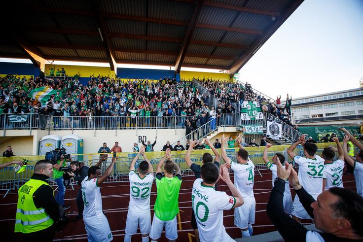 Nogometaši Olimpije, ki so si po zmagi v Domžalah dali duška z navijači, bi bili najbolj srečni, če bi Marko Nikolić zadržal položaj trenerja.  | Foto: 