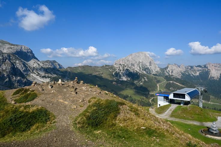 Pogled z vrha smučišča Madritschen na drugo stran, kamor nadaljujemo turo. Levo je Rudniško sedlo in desno mogočna gora Veliki Koritnik (Trogkofel). | Foto: Matej Podgoršek