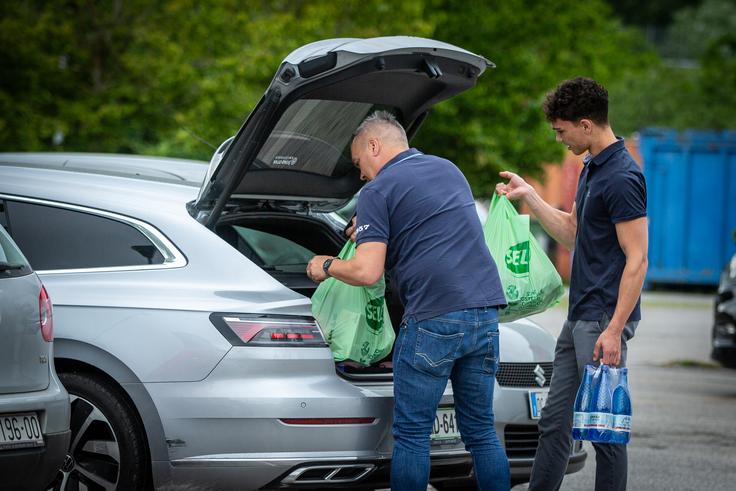 Slovenski kupci v Italiji so svoje prtljažnike natrpali z vrečkami.  | Foto: Gaja Hanuna