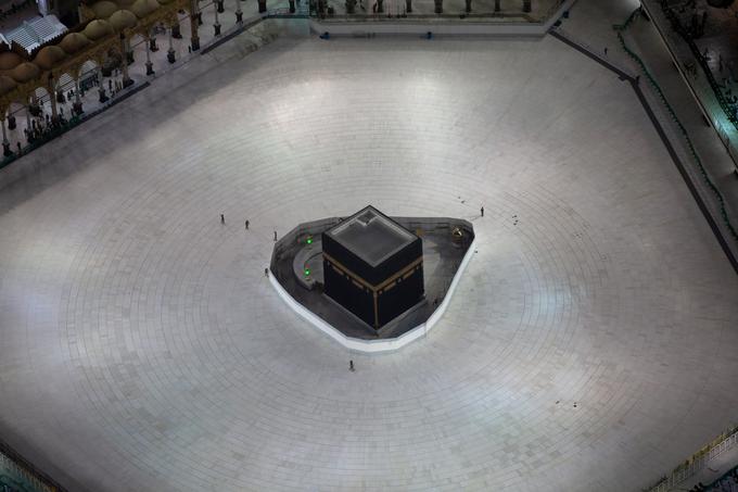 Tudi mošeja v Savdski arabiji je skorajda brez romarjev.  | Foto: Reuters