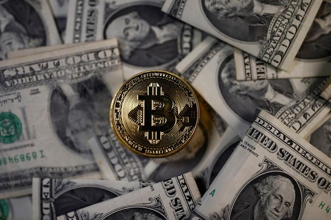 Cena digitalne valute bitcoin je v zadnjih 12 mesecih z manj kot tisoč ameriških dolarjev za krajši čas zrasla skoraj na 20 tisoč dolarjev, zdaj pa se je ustalila pri nekaj manj kot 15 tisoč dolarjih. Podobno rast, nekatere pa še veliko večjo, so doživele tudi druge najbolj znane kriptovalute.  | Foto: Reuters