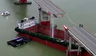 Tovorna ladja zrušila most: umrlo najmanj pet oseb, več jih pogrešajo #video