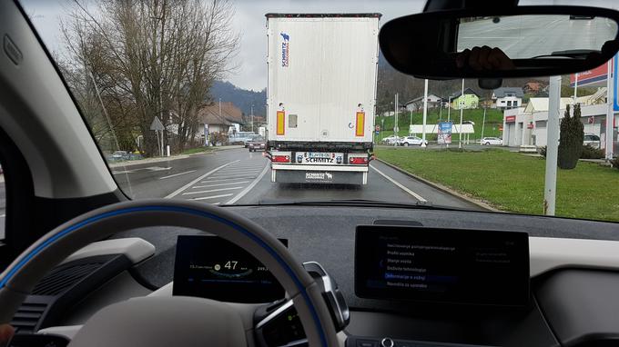 Kako blizu tovornjakov vozite sami? | Foto: Gregor Pavšič